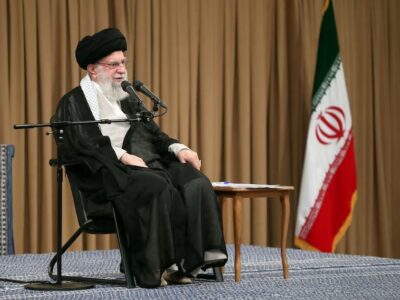 Pemimpin Tertinggi Iran, Ayatollah Ali Khamenei, berbicara selama pertemuan di Teheran, Iran, 25 September 2024. Kantor Pemimpin Tertinggi Iran/WANA (West Asia News Agency)/Handout melalui REUTERS.