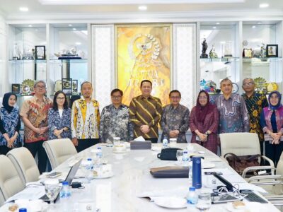 Ketua MPR RI, Bambang Soesatyo, pose bersama dengan narasumber dan peserta Forum Diskusi Aktual Berbangsa dan Bernegara, 'Akselerasi Pelaksanaan SDG’s Guna Mengurangi Ketimpangan Ekonomi', di Jakarta, Rabu (11/9/24)