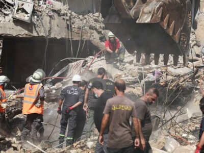 Petugas darurat bekerja di lokasi serangan Israel pada hari Jumat, sementara operasi pencarian dan penyelamatan terus berlangsung, di pinggiran selatan Beirut, Lebanon, 21 September 2024. REUTERS/Amr Abdallah Dalsh.