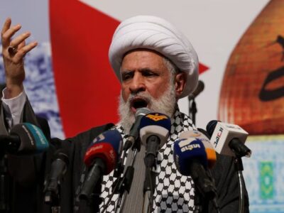 Wakil pemimpin Hezbollah Lebanon, Sheikh Naim Qassem, berbicara dalam sebuah aksi unjuk rasa mendukung Palestina di Gaza, di tengah konflik yang berlangsung antara Israel dan kelompok Islamis Palestina Hamas, di Beirut, Lebanon pada 13 Oktober 2023. Sumber foto : REUTERS/Zohra Bensemra