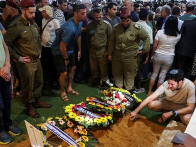 Seorang pelayat bereaksi saat pemakaman tentara Israel Kapten Eitan Itzhak Oster, yang tewas dalam pertempuran di Lebanon, di tengah permusuhan antara Hezbollah dan Israel, di pemakaman militer Gunung Herzl di Yerusalem, 2 Oktober 2024. Sumber foto : REUTERS