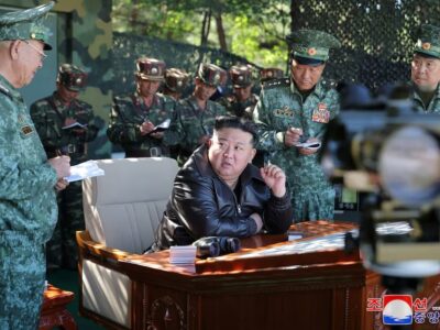Pemimpin Korea Utara Kim Jong Un mengunjungi pangkalan pelatihan pasukan operasi khusus Angkatan Bersenjata Korea di lokasi yang dirahasiakan, di Korea Utara, dalam gambar yang dirilis oleh Kantor Berita Pusat Korea (KCNA) pada 4 Oktober 2024. KCNA via REUTERS.