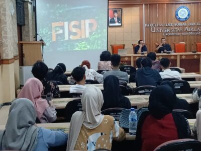 Anas Urbaningrum saat memberikan kuliah umum di Fakultas Ilmu Sosial dan Ilmu Politik Universitas Airlangga, Senin (14/10/2024)