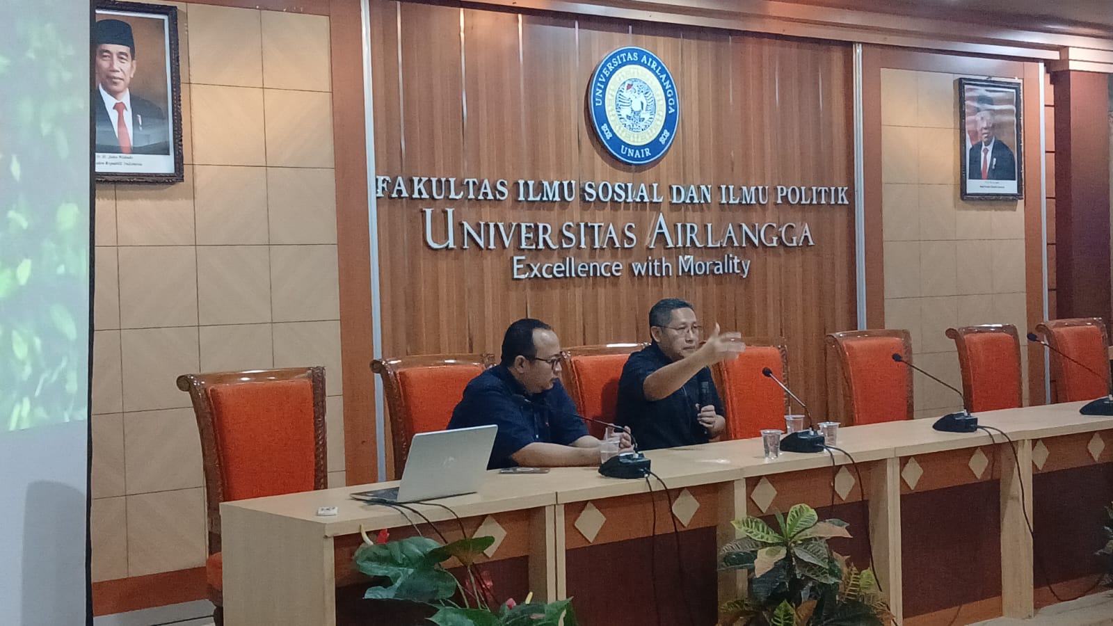 Anas Urbaningrum saat memberikan kuliah umum di Fakultas Ilmu Sosial dan Ilmu Politik Universitas Airlangga, Senin (14/10/2024)