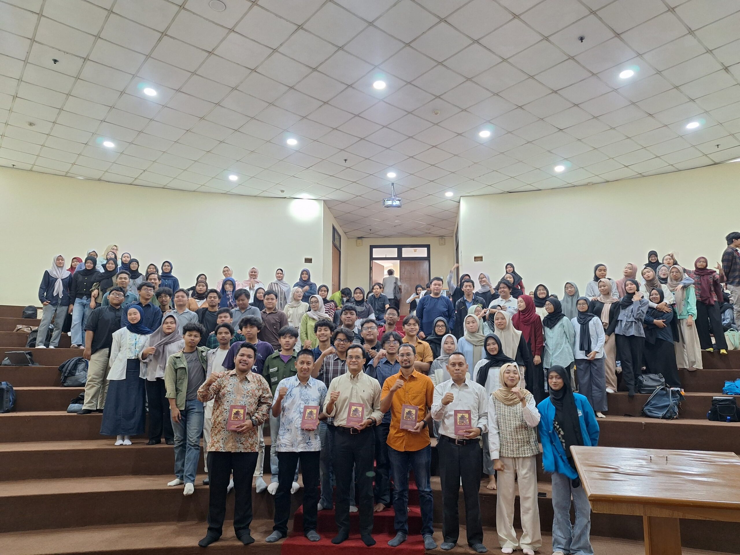 Pose Bersama Pemateri dan Peserta Gelaran Bedah Buku P2KM UIN Ciputat