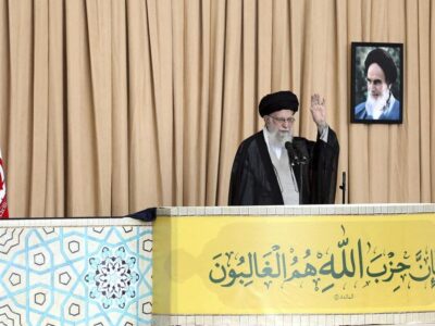 Pemimpin Iran Ayatollah Ali Khamenei pimpin khotbah Jumat di Teheran, usai kematian pemimpin Hizbullah, Hassan Nasrallah.