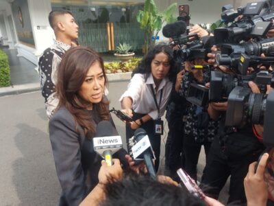 Menteri Komunikasi dan Digital (Menkomdigi) Meutya Hafid saat menyampaikan keterangan di kompleks Istana Kepresidenan, Jakarta, Jumat (1/11/2024), terkait dugaan keterlibatan sejumlah oknum pegawai Kemenkomdigi dalam praktik judi online. Sumber Foto : ANTARA/Andi Firdaus.