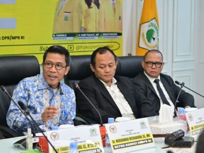 Ketua Fraksi Partai Golkar, M.Sarmuji (tengah) bersama Ketua Komisi XI DPR RI, M.Misbakhun, dalam diskusi Fraksi Partai Golkar di Ruang Rapat Fraksi Golkar di Gedung Parlemen Jakarta pada Selasa (19/11/2024).