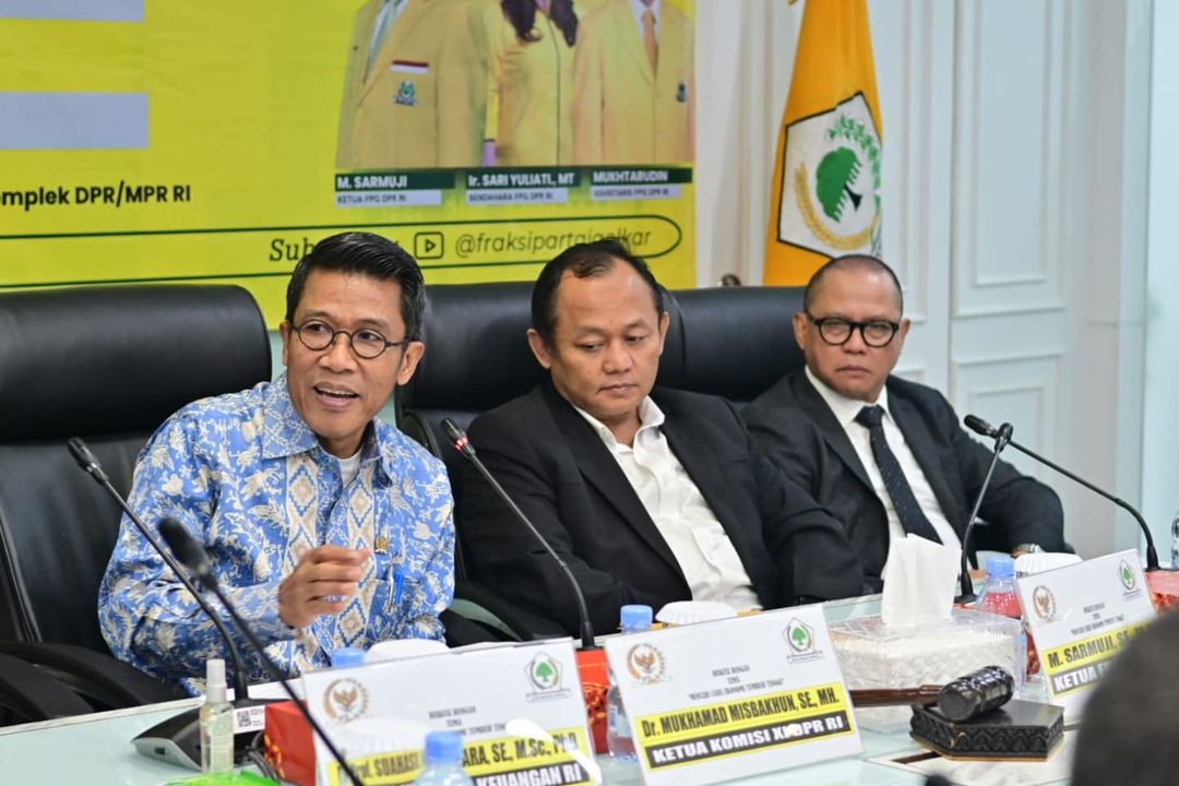 Ketua Fraksi Partai Golkar, M.Sarmuji (tengah) bersama Ketua Komisi XI DPR RI, M.Misbakhun, dalam diskusi Fraksi Partai Golkar di Ruang Rapat Fraksi Golkar di Gedung Parlemen Jakarta pada Selasa (19/11/2024).
