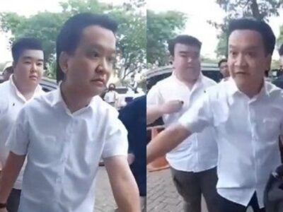 Pelaku kekerasan terhadap anak, Ivan Sugianto, saat memerintahkan seorang siswa SMA Gloria 2 untuk sujud dan menggonggong.