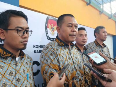 Ketua KPU Lamongan, Mahrus Ali (Kedua Kiri)