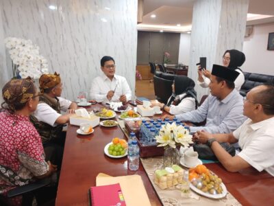 Viva Yoga Mauladi saat menerima pengurus PATRI di Kantor Wakil Menteri Transmigrasi, Kalibata, Jakarta.
