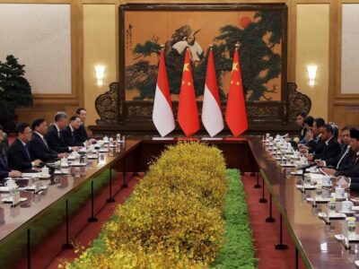 Presiden China Xi Jinping dan Presiden Indonesia Prabowo Subianto menghadiri pertemuan di Great Hall of The People di Beijing, China, 9 November 2024. REUTERS/Florence Lo