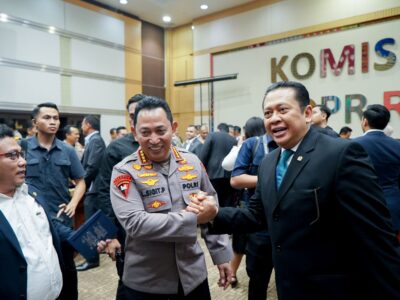 Anggota Komisi III DPR RI Fraksi Partai Golkar, Bambang Soesatyo, menyalami Kapolri Sigit Listyo, dalam Rapat Kerja Komisi III dengan Kapolri beserta jajarannya di