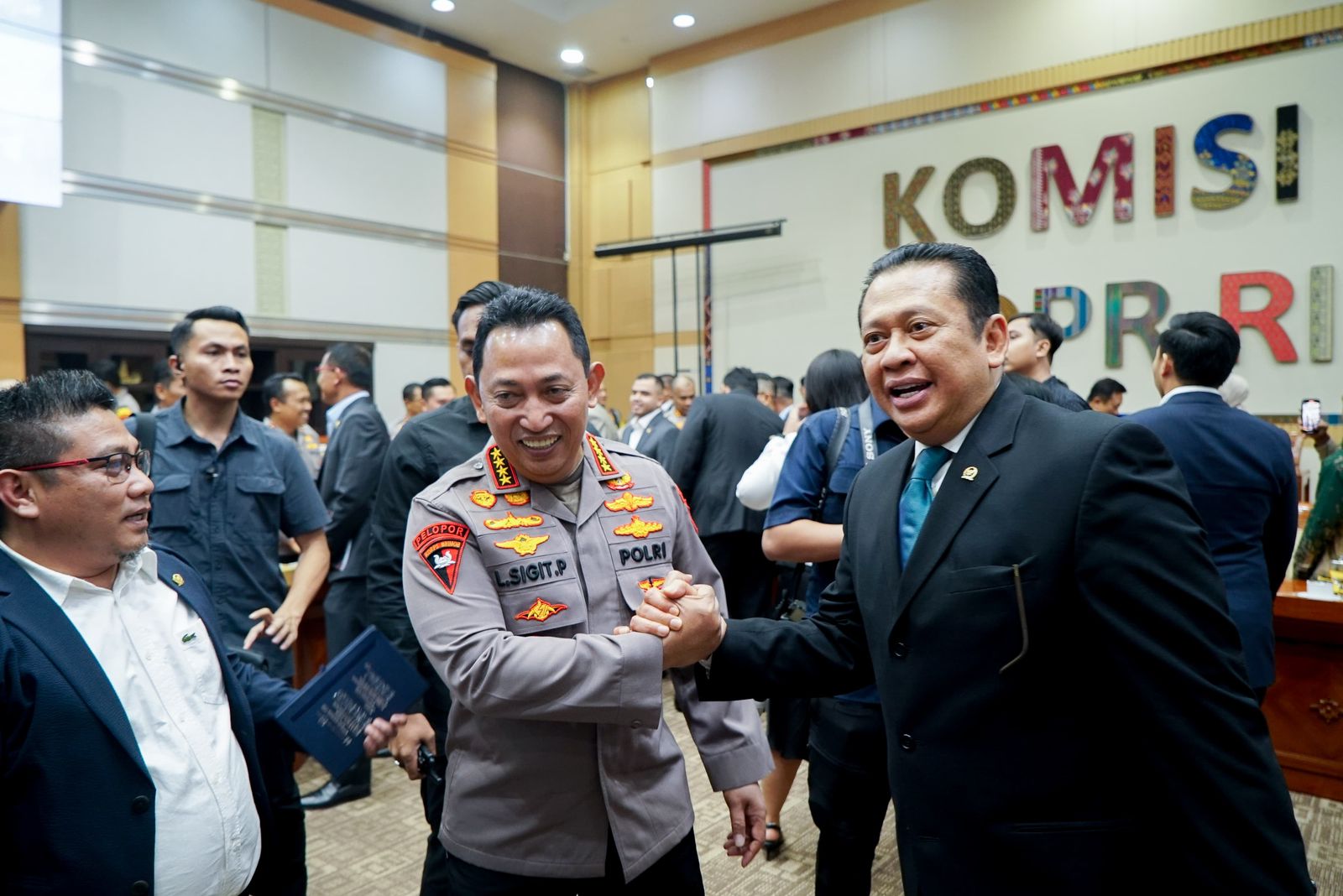 Anggota Komisi III DPR RI Fraksi Partai Golkar, Bambang Soesatyo, menyalami Kapolri Sigit Listyo, dalam Rapat Kerja Komisi III dengan Kapolri beserta jajarannya di