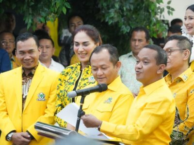 Bahlil Lahadalia, Ketua Umum Partai Golkar, bersama jajaran Pengurus DPP Partai Golkar saat mengumumkan formasi pengurus baru DPP Partai Golkar.