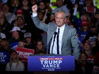 Robert F. Kennedy Jr. menghadiri acara kampanye untuk calon presiden dari Partai Republik dan mantan Presiden AS Donald Trump di Milwaukee, Wisconsin, AS, 1 November 2024. REUTERS/Joel Angel Juarez