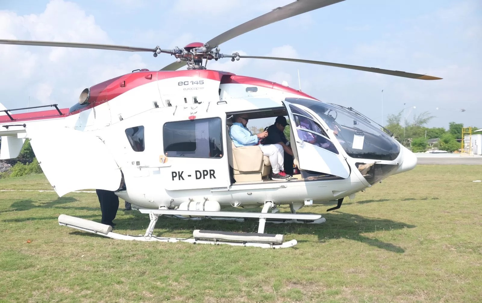 Calon Gubernur Bali nomor urut 01 Made Muliawan Arya alias De Gadjah di atas helikopter untuk kampanye. Sumber foto : Radar Bali