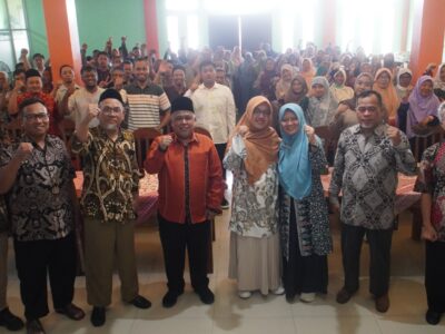 Meitri Citra Wardani, Anggota DPR RI Fraksi PKS, berpose bersama para peserta kegiatan sosialisasi empat pilar di di Madiun Jawa Timur pada Minggu (24/11/2024) kemarin.