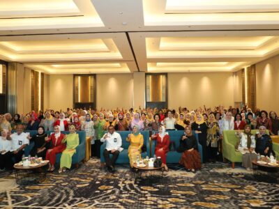 Foto bersama peserta, narasumber dan undangan dalam seminar bertema "Meningkatkan Peran Perempuan dalam Membangun Budaya Literasi di Lingkungan Keluarga dan Komunitas" yang digelar di Jakarta pada Senin (25/11/2024)