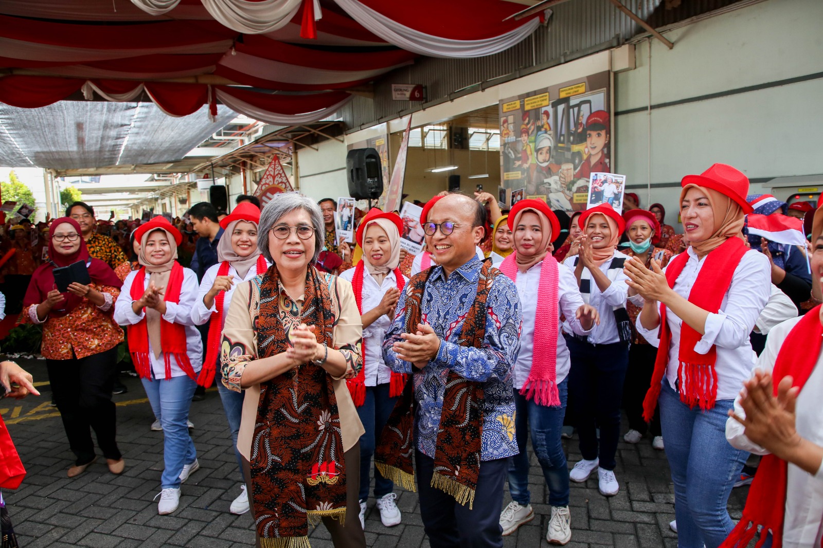Anggota Komisi IX DPR RI, Indah Kurnia, bersama Sekretaris Jenderal Kementerian Ketenagakerjaan, Anwar Sanusi, saat mengunjungi Plant Rungkut 2 milik PT HM Sampoerna Tbk. di Surabaya, Jum'at (29/11/2024)