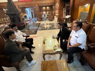 Sygma Research and Consulting (SRC) yang diwakili oleh Komisaris Sygma, Yuristiarso Hidayat, M.H., saat bertemu dengan Menteri Sosial Syaifullah Yusuf (Gus Ipul) di VVIP Bandara Juanda (28/11/2024)