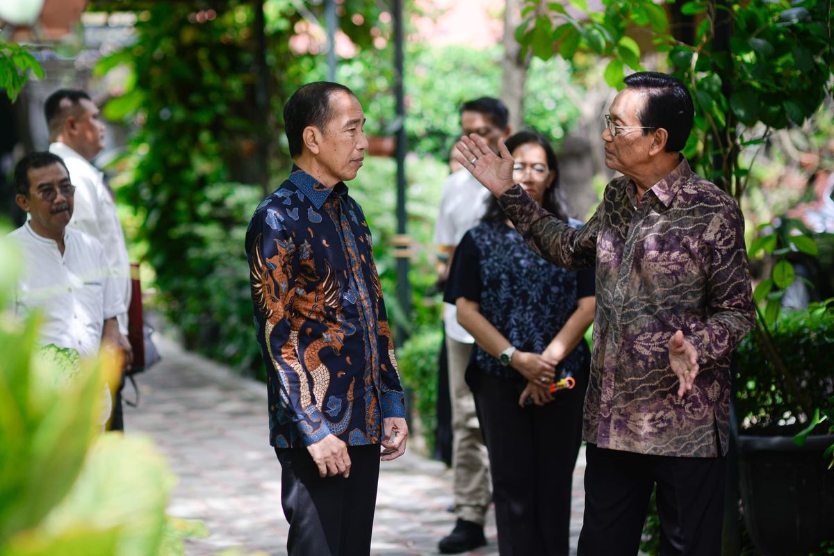 Presiden RI ke-7 Joko Widodo saat silaturahmi ke kediaman pribadi Raja Yogyakarta Sri Sultan HB X di Keraton Kilen Yogyakarta, pada Rabu (15/1/2025). Sumber foto : Humas DIY