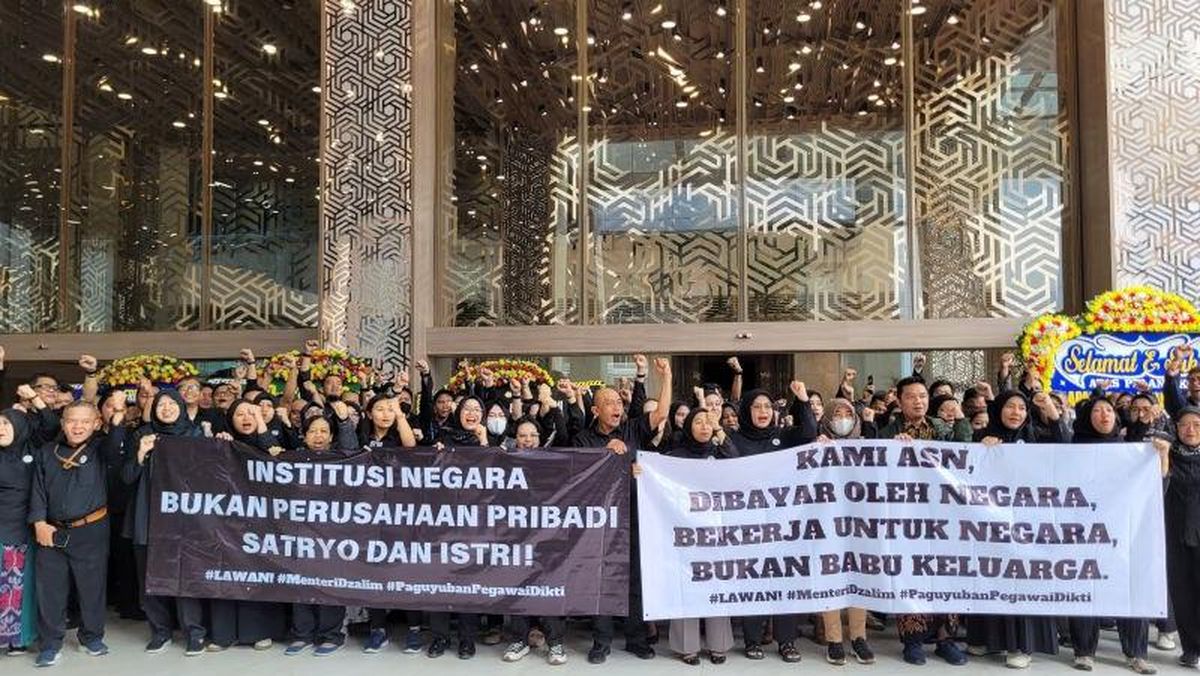 Aksi Unjuk Rasa ASN Kementerian Pendidikan Tinggi, Sains dan Teknologi mendesak Mendikti, Prof.Satryo Sumantri, untuk turun dari jabatan menteri pada Senin (20/1/2025).