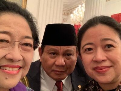 Megawati Sukarno Putri (Kiri), Prabowo Subianto (tengah), Puan Maharani (kanan).