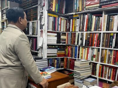 Hasil tangkapan layar saat Presiden Prabowo mengunjungi toko buku langganannya, Bahrisons Booksellers di New Delhi India pada Jum'at (24/1/2025). Sumber foto Instagram @https://www.instagram.com/prabowo/