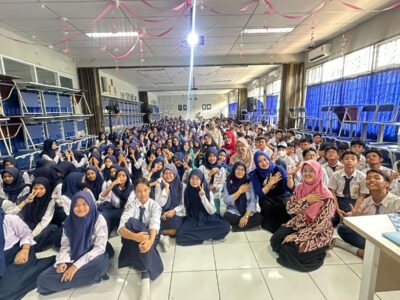 Founder Jendela Pendidikan Nusantara (JPN) Julia Putri Noor saat foto bersama dengan siswa-siswi SMPN 18 Tangerang Selatan seusai Kegiatan Seminar dan Sosialisasi Pencegahan Bahaya Kenakalan Remaja : Bully, Narkoba, Kekerasan Anak dan LGBT di SMP Negeri 18 Tangerang Selatan pada Kamis (30/01/2025). Sumber foto : Istimewa.