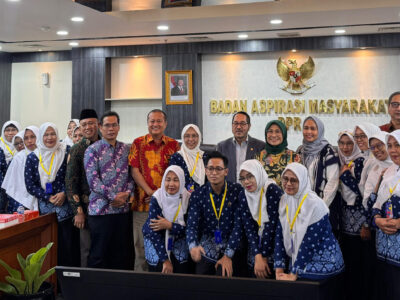 Fraksi Partai Golkar yang diwakili Ketua Komisi X DPR RI, Hetifah Sjaifudian bersama Firman Soebagyo, Ferdiansyah, Nur Purnama Sidik, dan Karmila Sari saat menerima audiensi dari perwakilan Himpunan Pendidik dan Tenaga Kependidikan Anak Usia Dini Indonesia (HIMPAUDI) Kabupaten Pati dan Provinsi Jawa Tengah di Gedung Nusantara II, DPR RI pada Selasa (11/2/2025) kemarin.