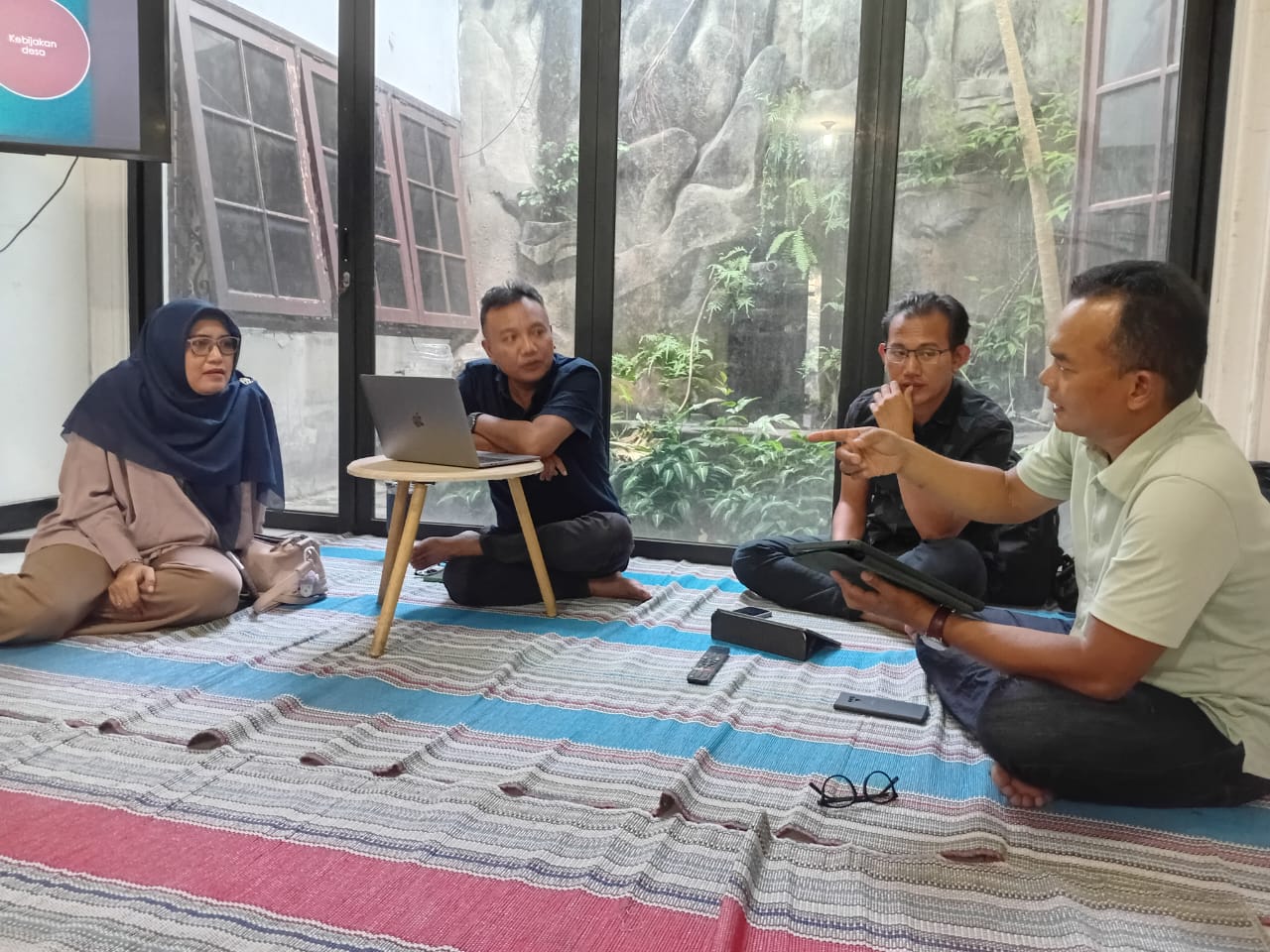 Muhammad Sukri (Kanan) saat menyampaikan pemaparan dalam diskusi yang digelar Puspoll Indonesia di Bilangan Tebet Jakarta Selatan pada Selasa (11/2/2025)