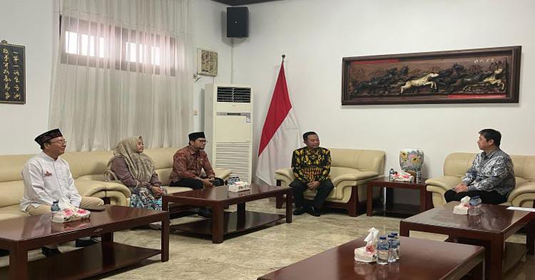 Bupati Bondowoso Ra Hamid, bersama Pj. Sekda dan Ketua TP PKK Bondowoso, bertemu Konjen RRC.