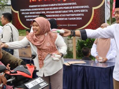 KPU Bondowoso berbagi takjil untuk warga