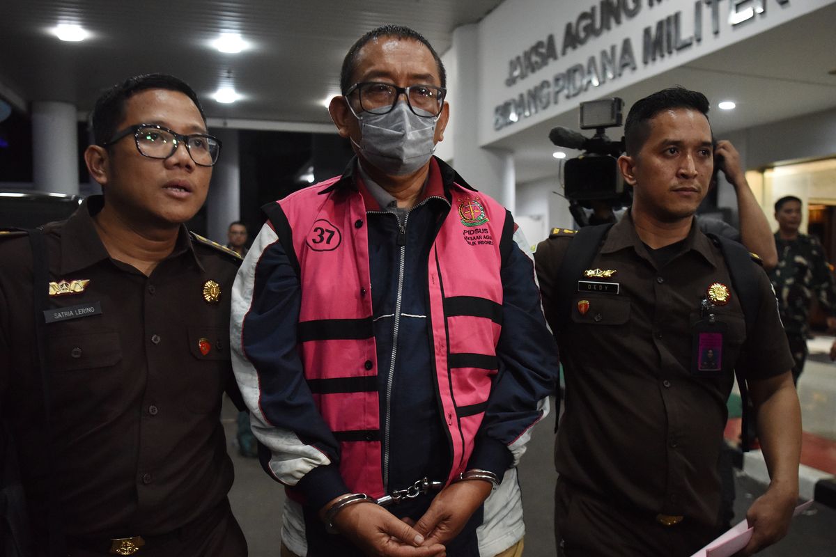 Direktur Pemberitaan JAK TV, Tian Bahtiar (tengah).