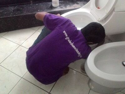 Petugas Jasa Bersih Rumah saat membersihkan kloset duduk salah satu pelanggan.