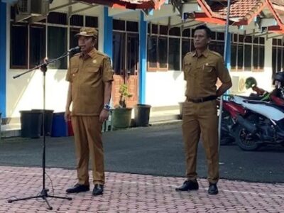 Bupati Bondowoso, H. Abdul Hamid Wahid, saat memberikan arahan pada hari pertama kerja usai cuti Hari Raya Idul Fitri 1446 H, Selasa (8/4/2025).