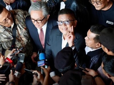Kuasa Hukum Hasto Kristiyanto, Maqdir Ismail (sebelah kanan Hasto). Sumber foto : Instagram @genbanteng