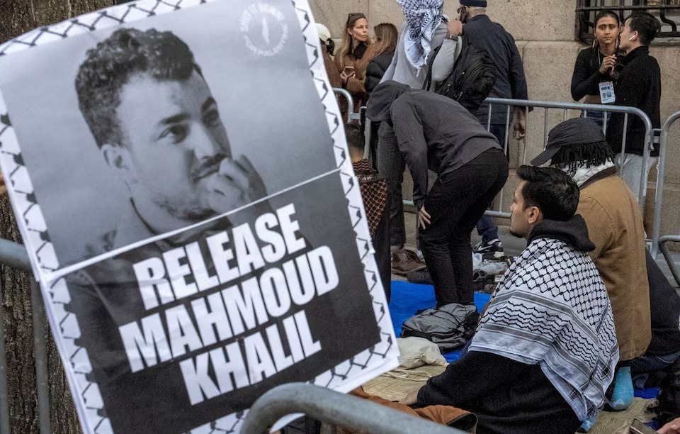 Para pengunjuk rasa Muslim melaksanakan salat di luar kampus utama Universitas Columbia saat demonstrasi untuk mengecam penangkapan imigrasi terhadap Mahmoud Khalil, seorang aktivis pro-Palestina yang turut memimpin aksi protes menentang Israel di universitas tersebut, di New York City, Amerika Serikat, 14 Maret 2025. REUTERS/David Dee Delgado.