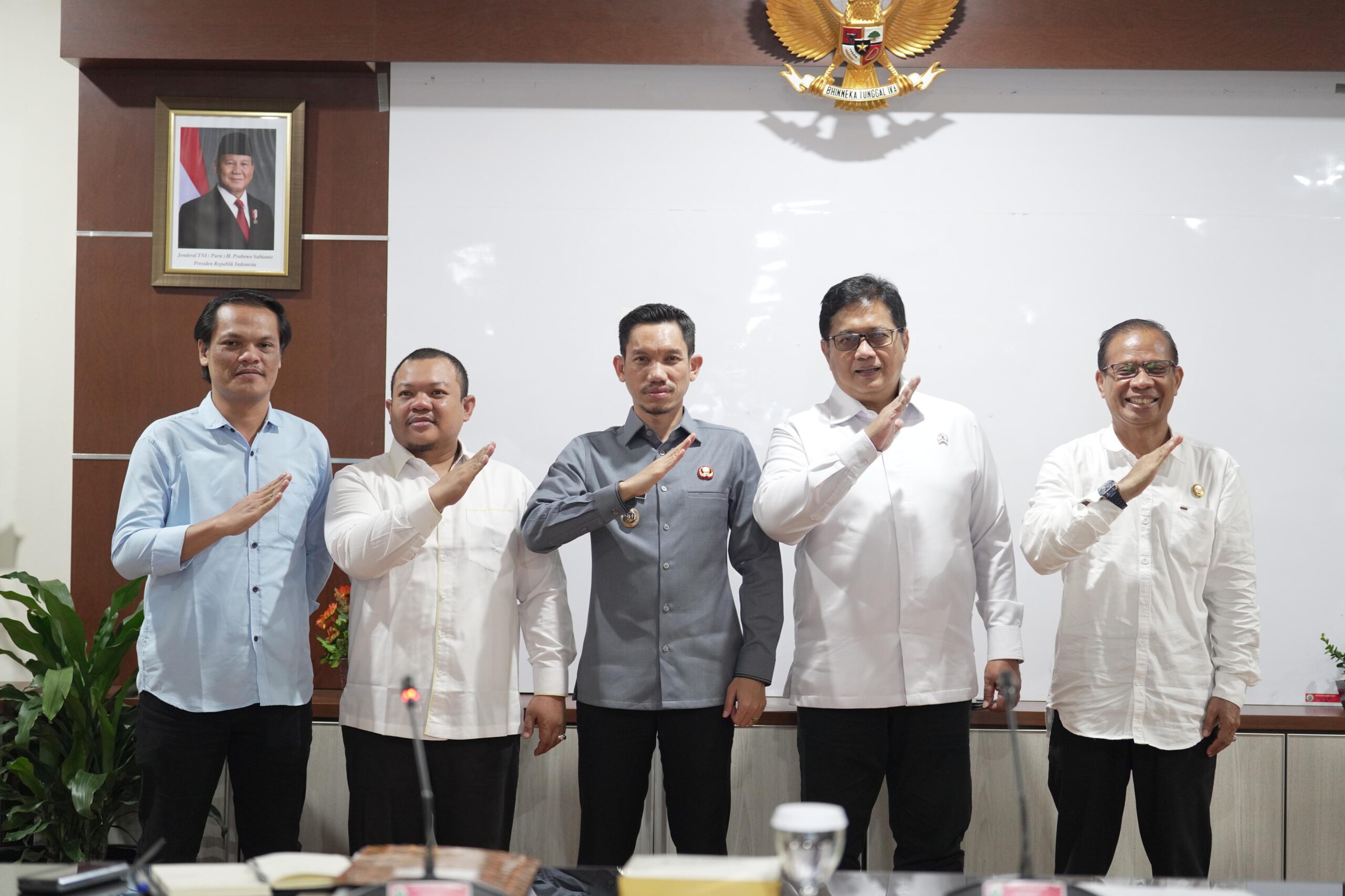 Wamen Transmigrasu Viva Yoga Mauladi saat meneriman kunjungan dua bupati sekaligus, yakni Bupati Toraja Utara Frederik Victor Palimbong dan Bupati Aceh Barat Tarmizi, di Kantor Kementerian Transmigrasi, Jakarta, Senin (15/4/2025).