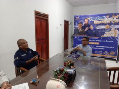 Fauzan Azima yang dikenal sebagai Direktur Eksekutif Yayasan Bangka Belitung Kreatif secara resmi menyerahkan berkas pendaftaran di Sekretariat Partai NasDem Sungailiat, Rabu (17/4) malam.