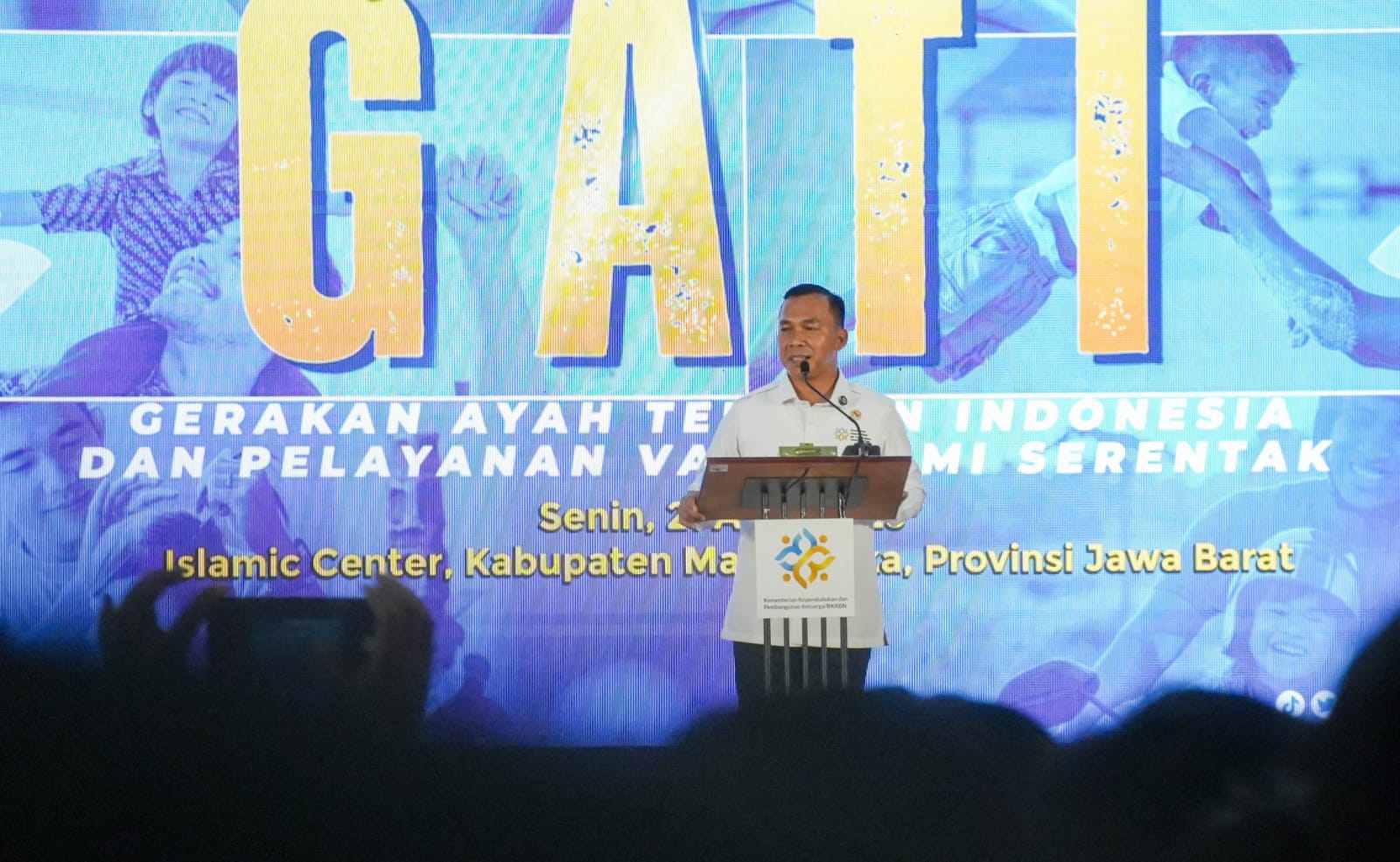 Menteri Kependudukan dan Pembangunan Keluarga, Wihaji, saat meluncurkan Gerakan Ayah Teladan Indonesia di Gedung Islamic Centre Majalengka pada Senin (21/4/2025).