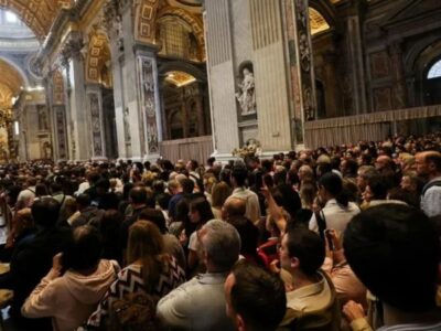 Para pelayat mengantre untuk memberikan penghormatan terakhir kepada Paus Fransiskus, yang jenazahnya disemayamkan dalam peti mati terbuka di Basilika Santo Petrus. Sumber foto : REUTERS