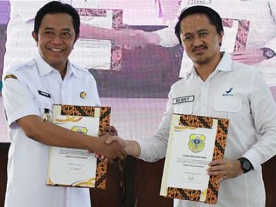 Bupati Bondowoso, Abdul Hamid Wahid (kiri)
