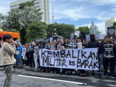 Masyarakat sipil dan mahasiswa menggelar aksi demo menolak RUU TNI di depan Gedung Grahadj Surabaya saat Apel Operasi Ketupat 2025, Kamis (20/3/2025).