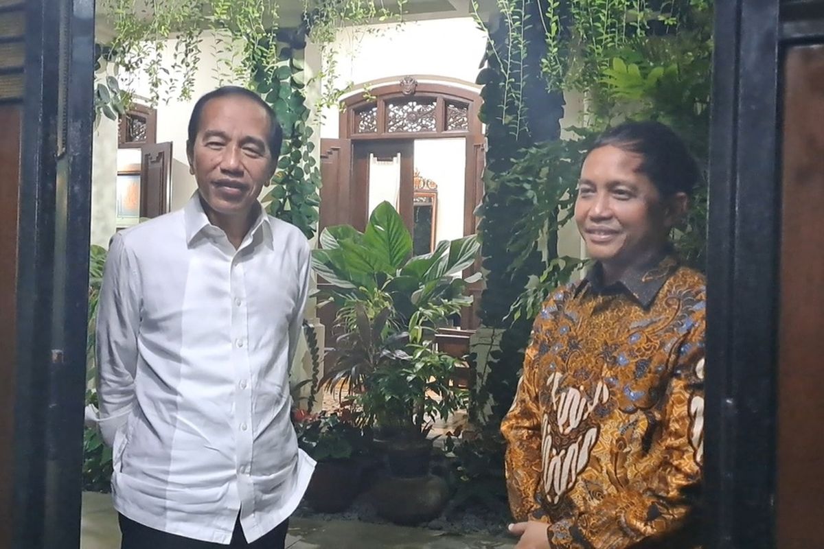 Menteri Kehutanan, Raja Juli Antoni bersama Presiden ke-7 RI, Joko Widodo kemarin di Solo, Senin (26/5/2025).