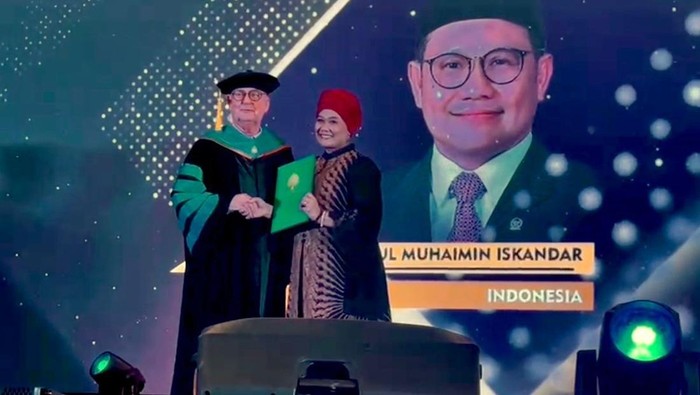Pemberian gelar kehormatan untuk Cak Imin dari Bodhisastra University Florida, USA yang diwakili politisi PKB, Luluk Hamidah.