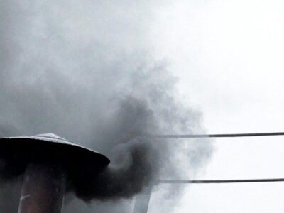 Asap Hitam sebagai Tanda Belum Terpilih Paus Setelah Pemungutan Suara Pertama Konklaf. Sumber foto : Vatican News.