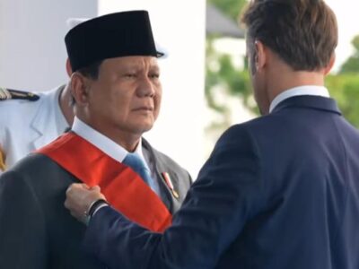 Presiden Prancis Emanuel Macron saat menyematkan gelar Grand Croix de la Légion d'Honneur di Akademi Militer Magelang, Kamis (29/5/2025).